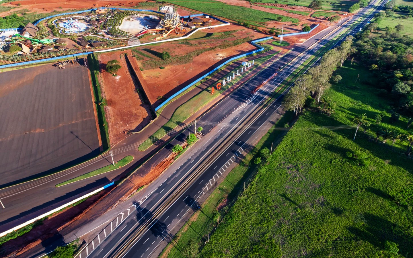 Fotografia aérea de uma rodovia