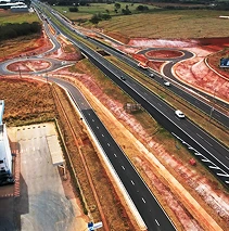 Imagem aérea de um rodovia finalizada.