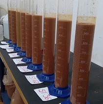 Tubos com materiais sendo analisados em um laboratório